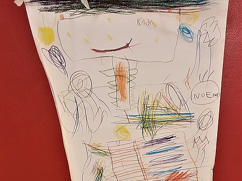 Das Bild zeigt einen selbstgemalten Roboter eines Kindes