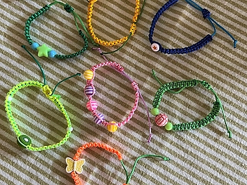 Auf dem Bild sieht man viele, bunte Armbänder