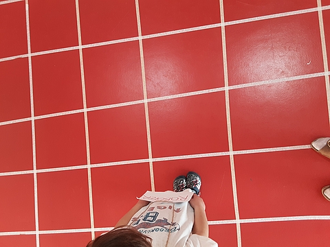 Das Bild zeigt ein Kind, das als Roboter auf dem Parcours steht